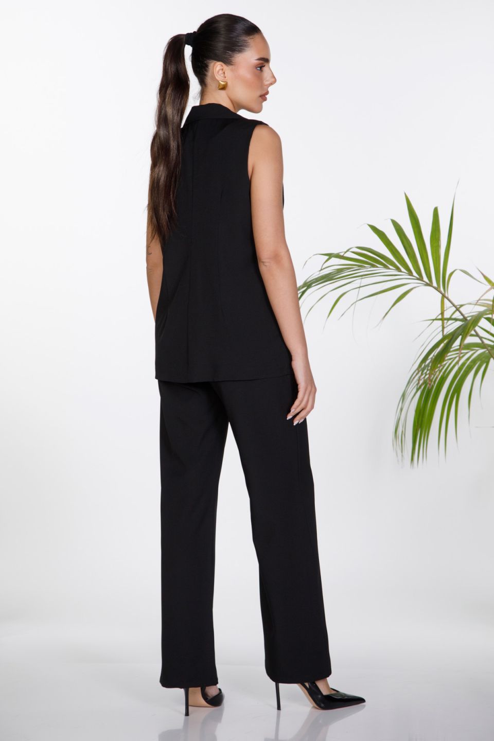 Long vest with cross closure & pleated trousers
