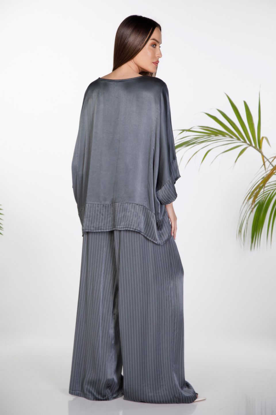 Oversize σατέν σετ μπλούζα μανίκι νυχτερίδα & παντελόνα ριγέ
