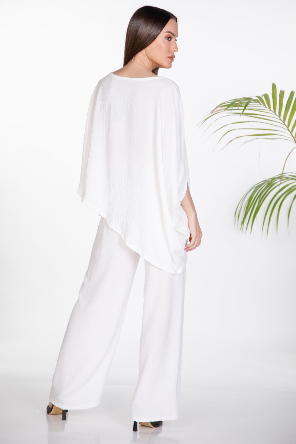 Σετ ασύμμετρη oversize μπλούζα με κολιέ και παντελόνι
