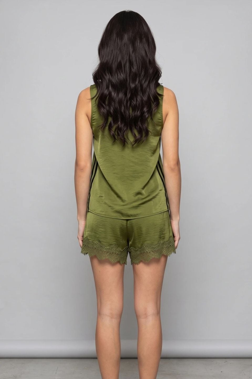 Σατέν σετ loungewear: Αμάνικο τοπ & σορτς με δαντέλα και πλαϊνή ρίγα
