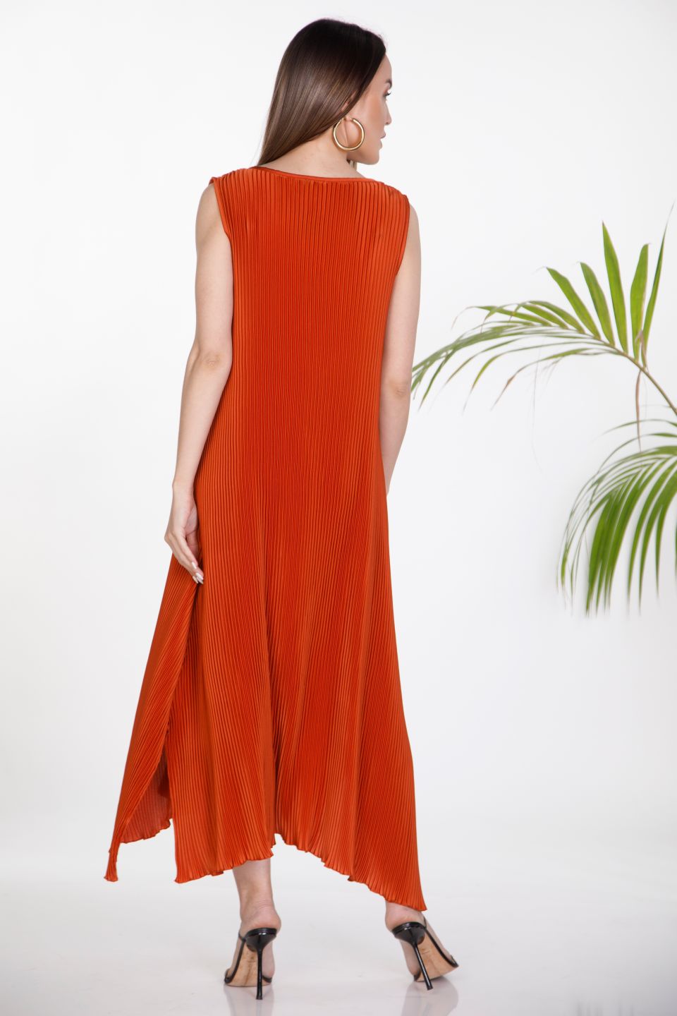 Sleeveless pleated maxi dress