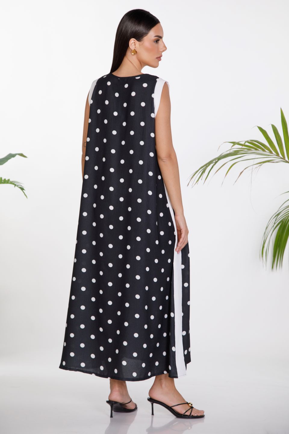 Maxi polka-dot dress with V-neck and opening