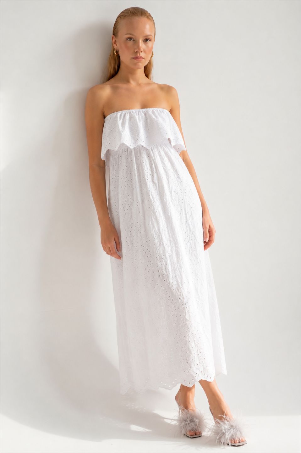 Στράπλες μάξι φόρεμα σαντιγί (broderie anglaise) με βολάν