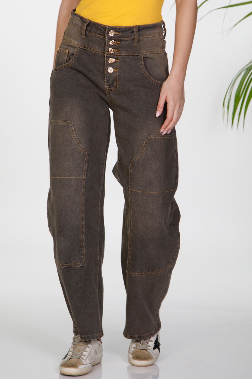 Barrel denim faded jeans with seams