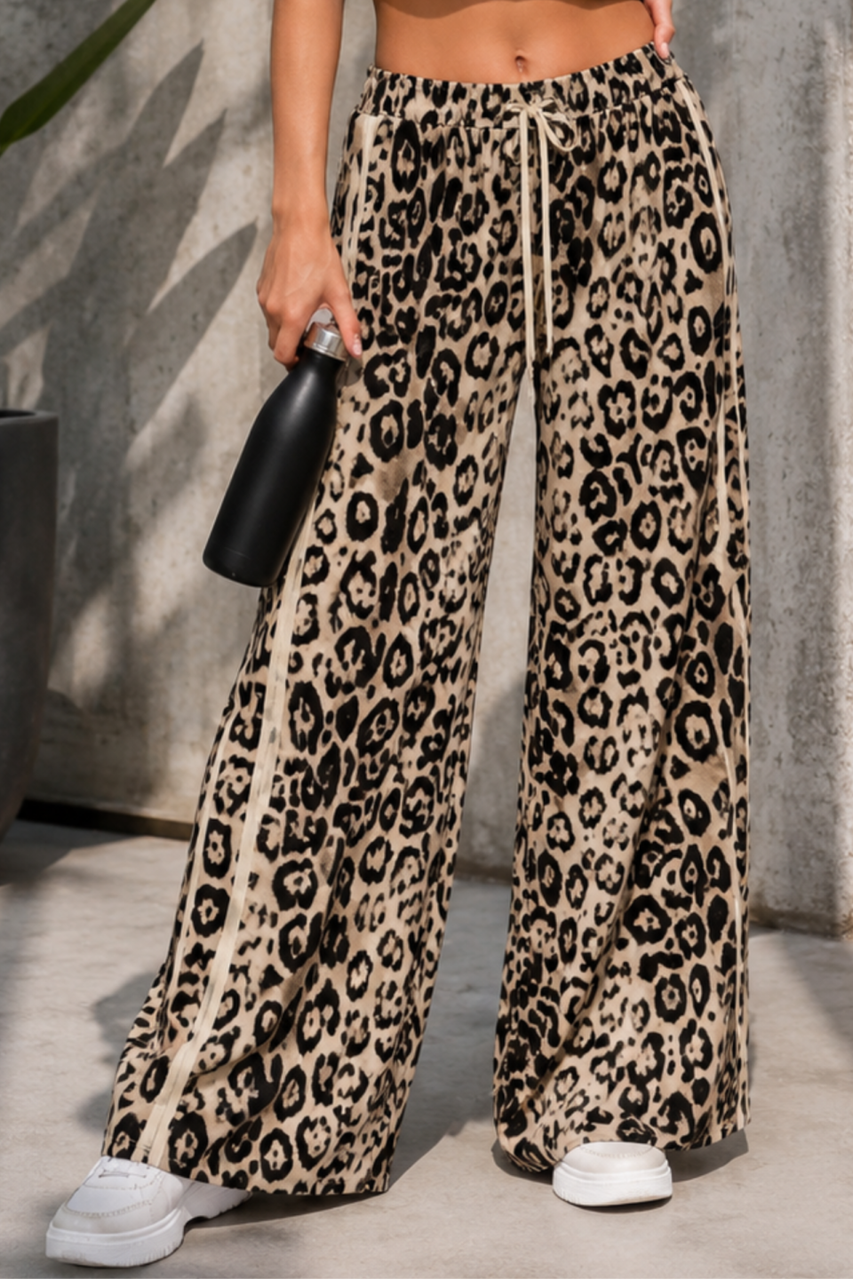 Ψηλόμεση wide-leg παντελόνα λεοπάρ με ρίγα στο πλάι