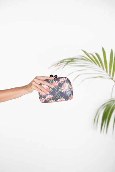 Βραδινό clutch με φλοράλ κέντημα και ανάγλυφη υφή