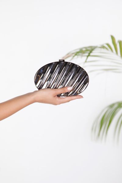 Μεταλλικό οβάλ clutch με ανάγλυφες ρίγες και αλυσίδα