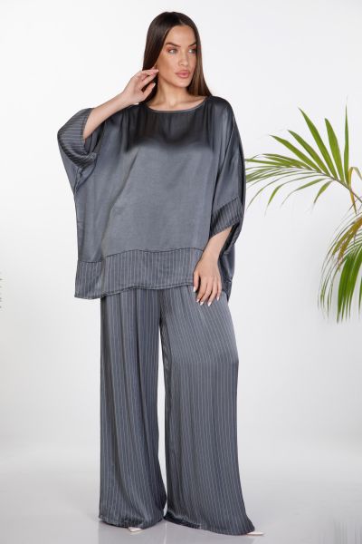 Oversize σατέν σετ μπλούζα μανίκι νυχτερίδα & παντελόνα ριγέ