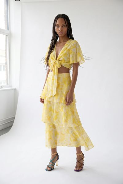 Εμπριμέ σετ με crop top και tiered φούστα