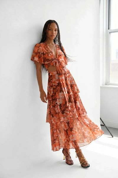 Εμπριμέ σετ με crop top και tiered φούστα