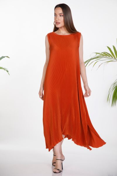 Sleeveless pleated maxi dress