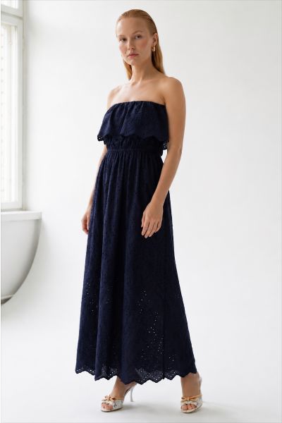 Στράπλες μάξι φόρεμα σαντιγί (broderie anglaise) με βολάν