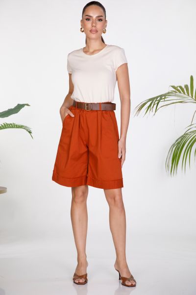High-waisted pleated bermuda shorts with belt