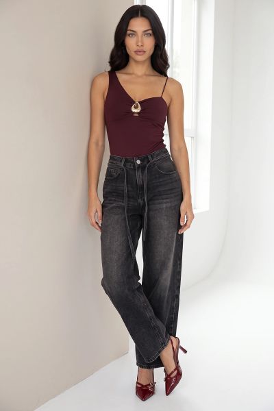 Τζιν παντελόνι mom fit με υφασμάτινο ζωνάκι