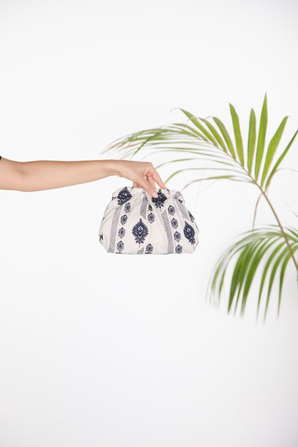 Υφασμάτινο clutch με έθνικ κεντήματα