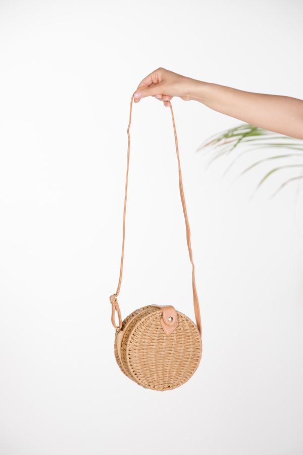 Round straw crossbody bag