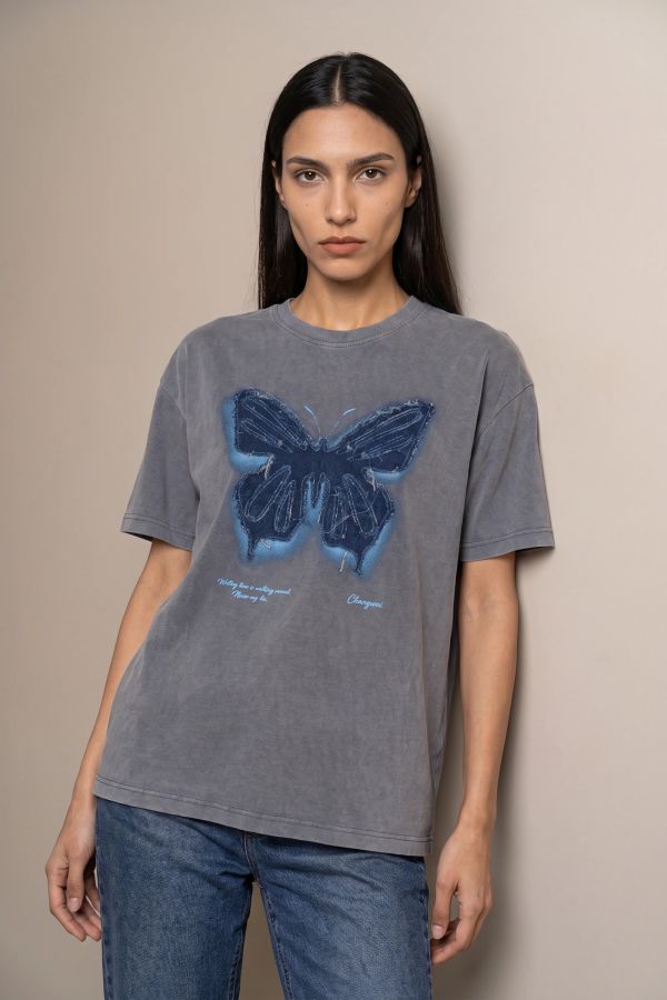 T-shirt με στάμπα πεταλούδα