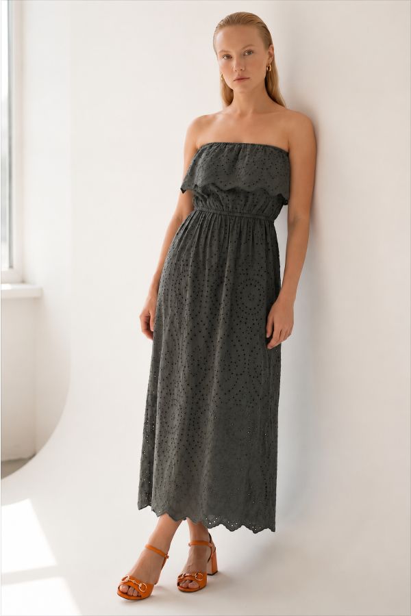 Στράπλες μάξι φόρεμα σαντιγί (broderie anglaise) με βολάν