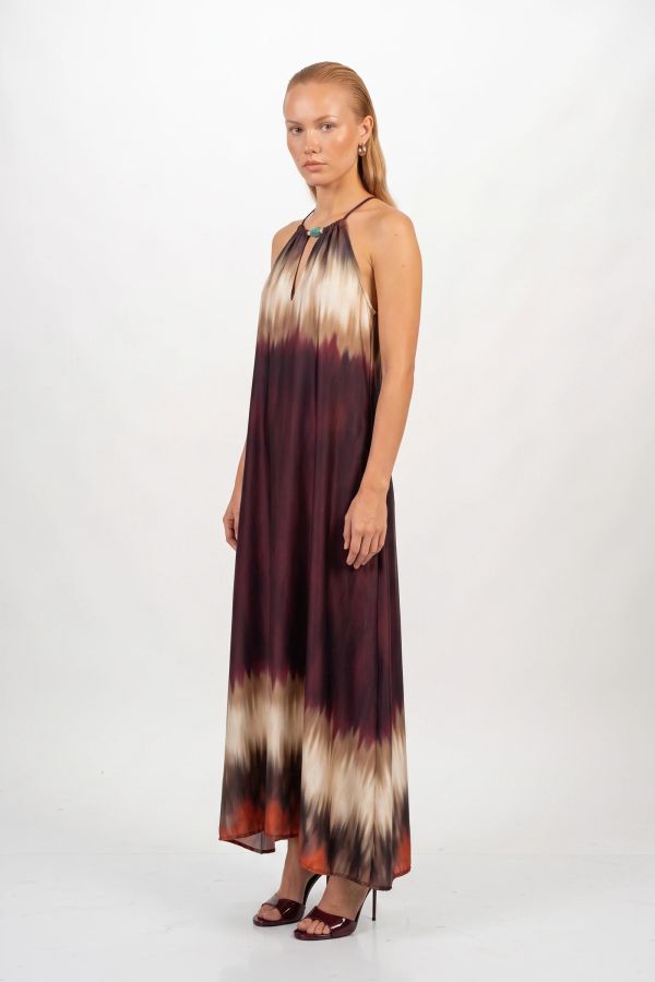 Μάξι φόρεμα με halter λαιμόκοψη και τύπωμα tie-dye