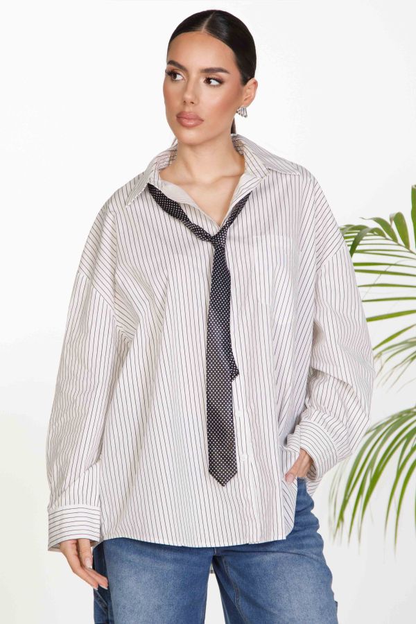 Oversized ριγέ πουκάμισο με πουά γραβάτα