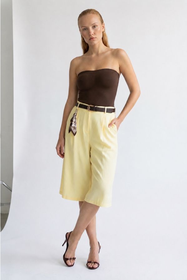 High-waisted culottes with belt and keychain