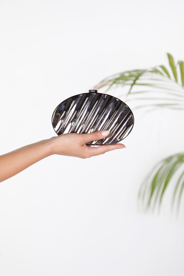 Μεταλλικό οβάλ clutch με ανάγλυφες ρίγες και αλυσίδα