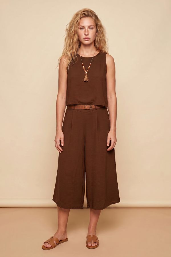Sleeveless blouse with necklace and culottes set
