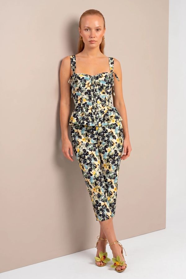 Corset στυλ τοπ με peplum και κάπρι παντελόνι σε σετ