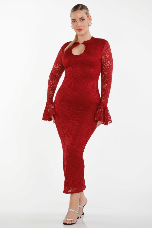 Maxi dress with lace and ruffles on the sleeve