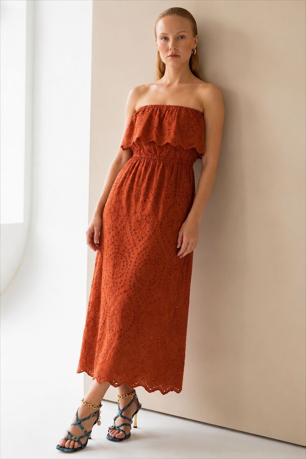 Στράπλες μάξι φόρεμα σαντιγί (broderie anglaise) με βολάν