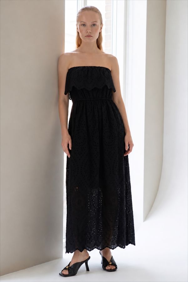 Στράπλες μάξι φόρεμα σαντιγί (broderie anglaise) με βολάν