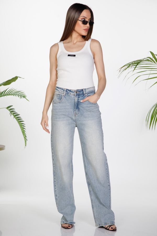 Denim pants with back slit and embroidered flowers