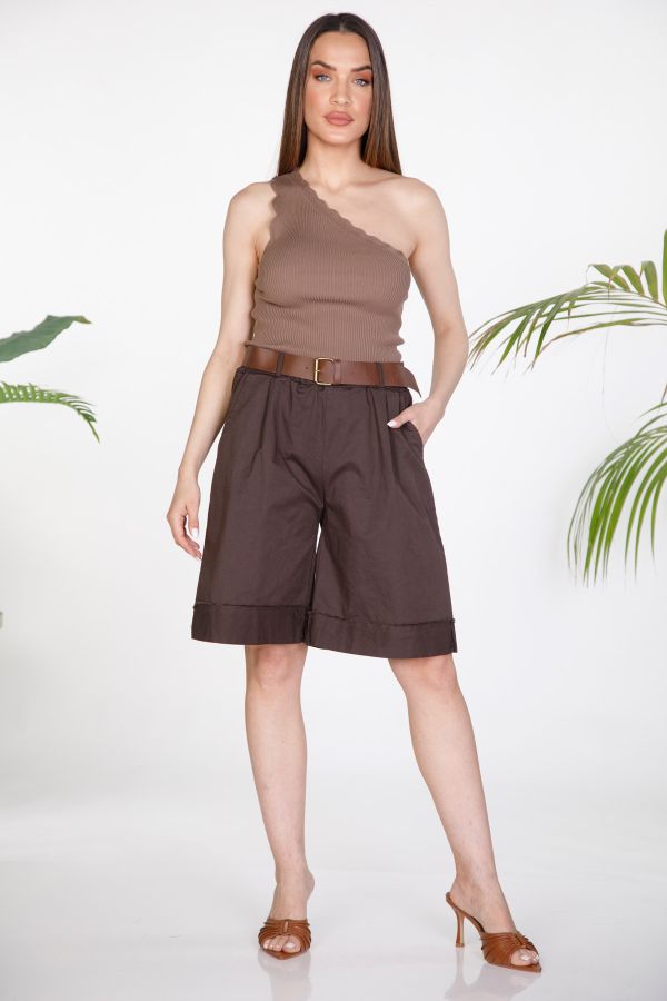 High-waisted pleated bermuda shorts with belt