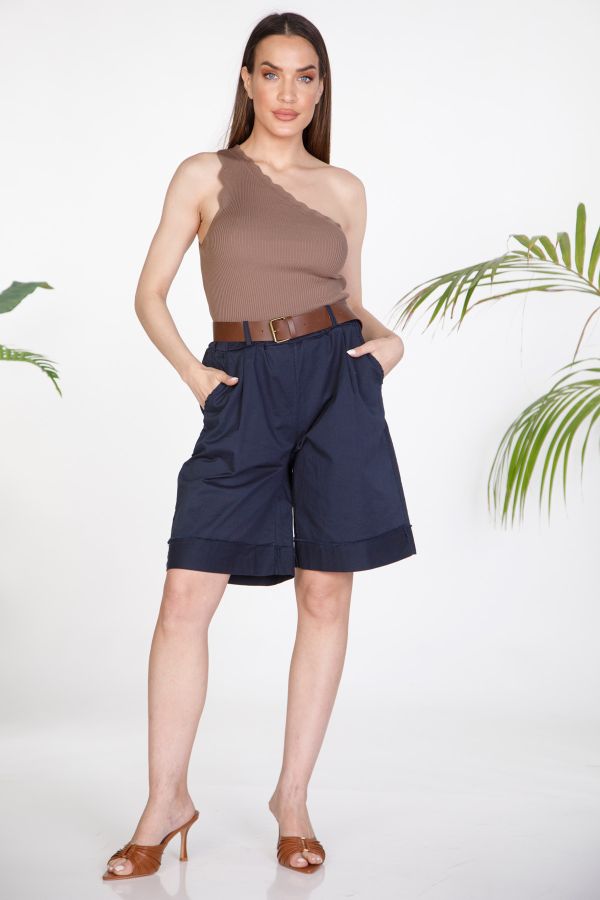 High-waisted pleated bermuda shorts with belt