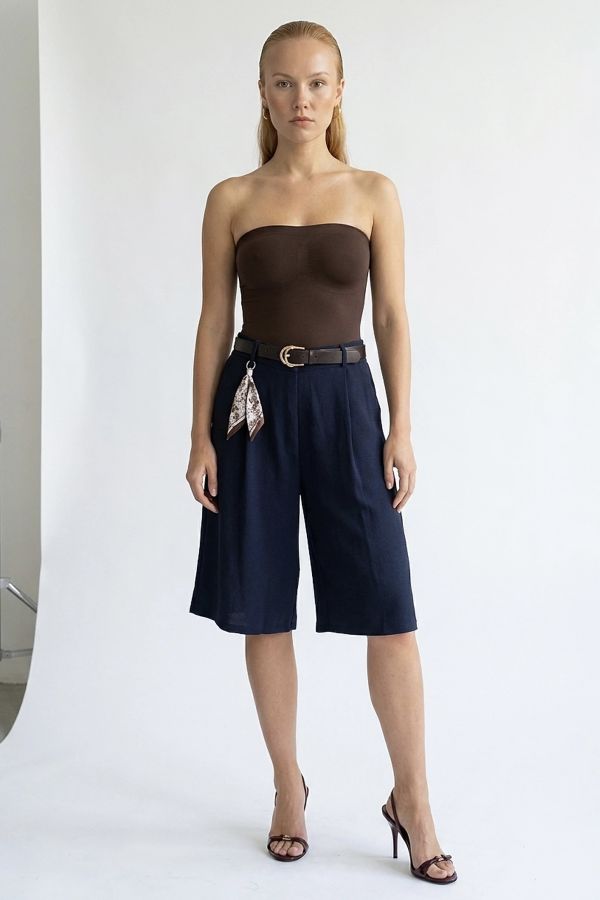 Ψηλόμεση ζιπ κιλότ με ζώνη και μπρελόκ