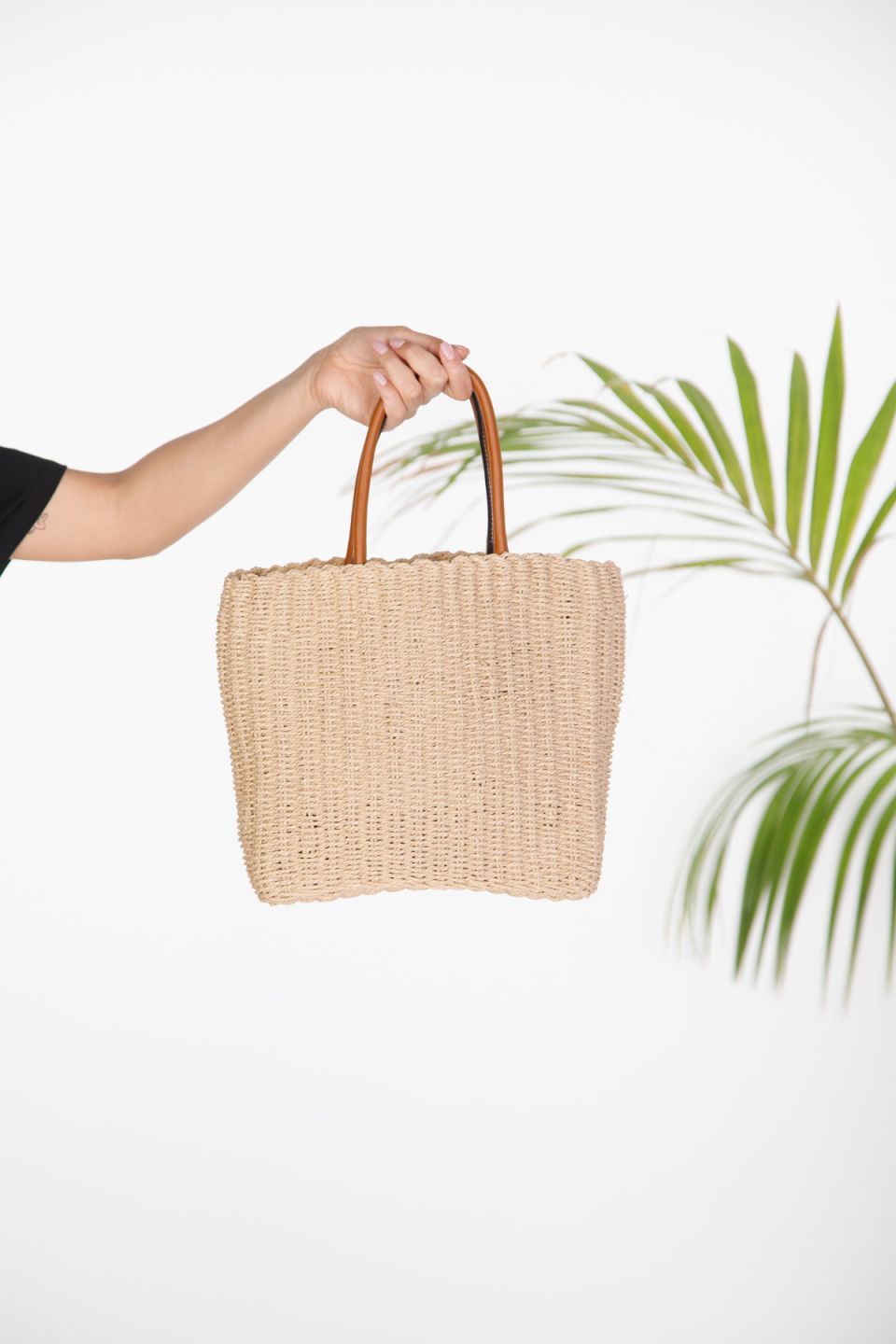 Straw tote bag with leather handles