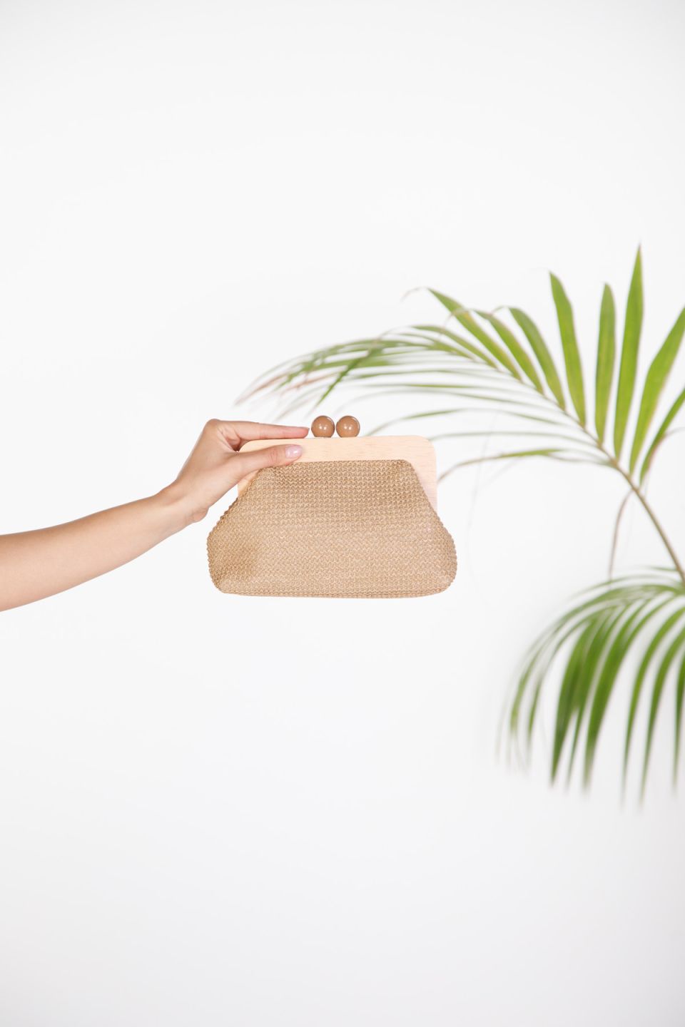 Ψάθινο clutch με ξύλινο κλείσιμο