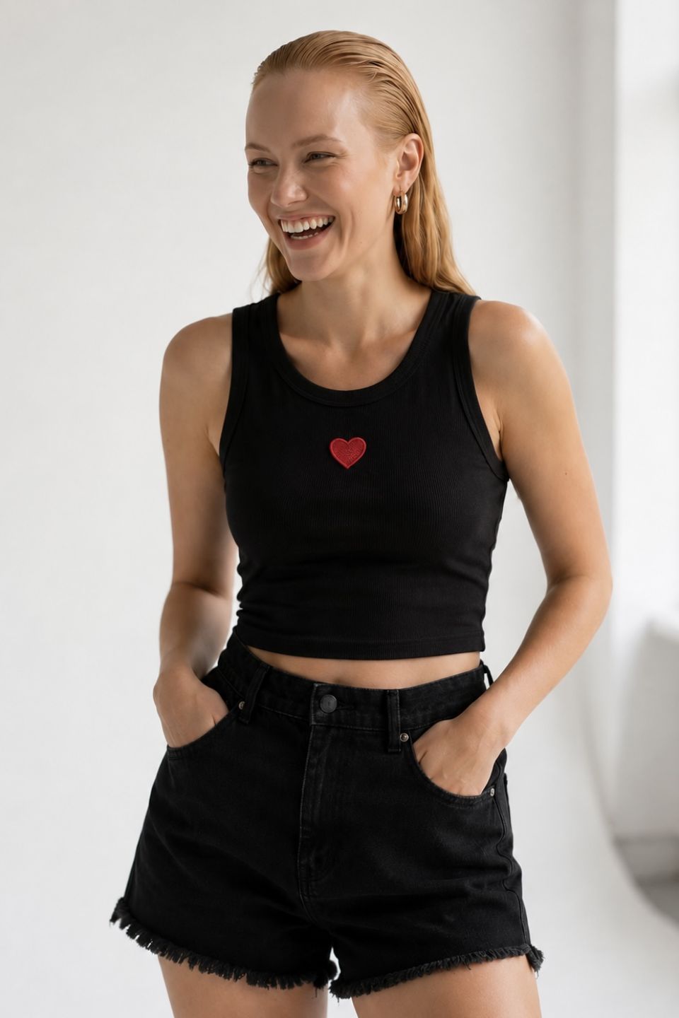 Μπλούζα crop top αμάνικη με καρδιά