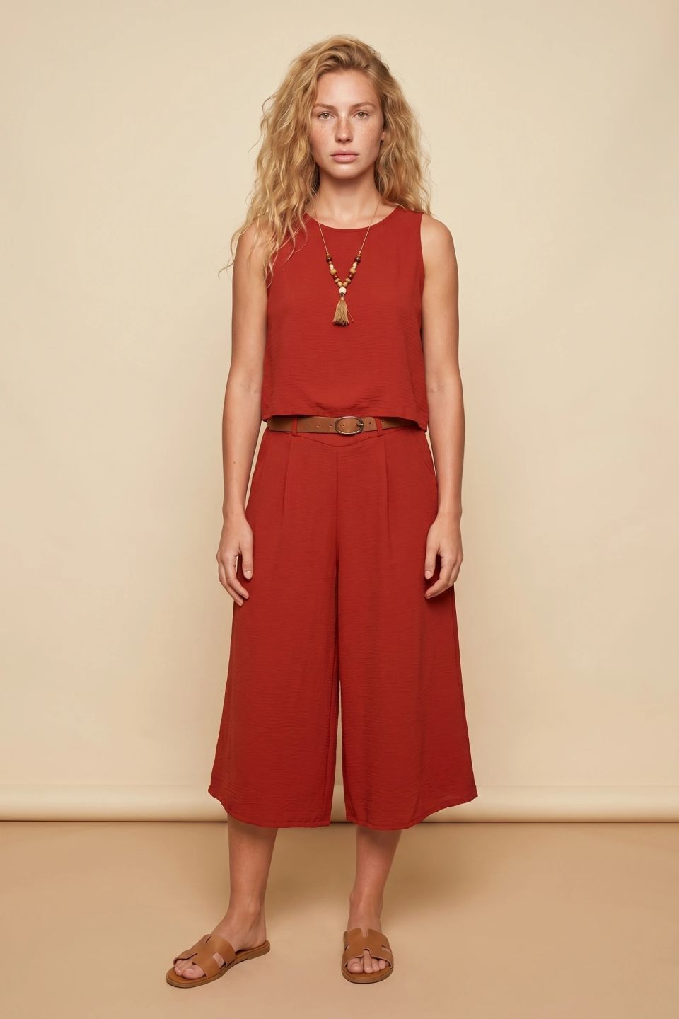 Sleeveless blouse with necklace and culottes set
