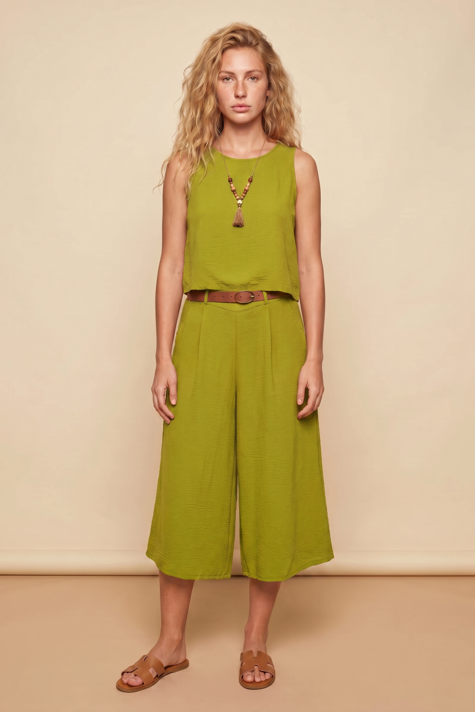 Sleeveless blouse with necklace and culottes set