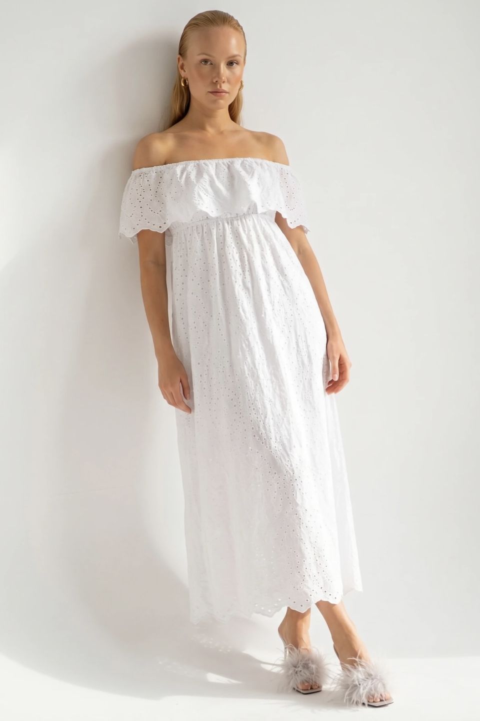 Στράπλες μάξι φόρεμα σαντιγί (broderie anglaise) με βολάν