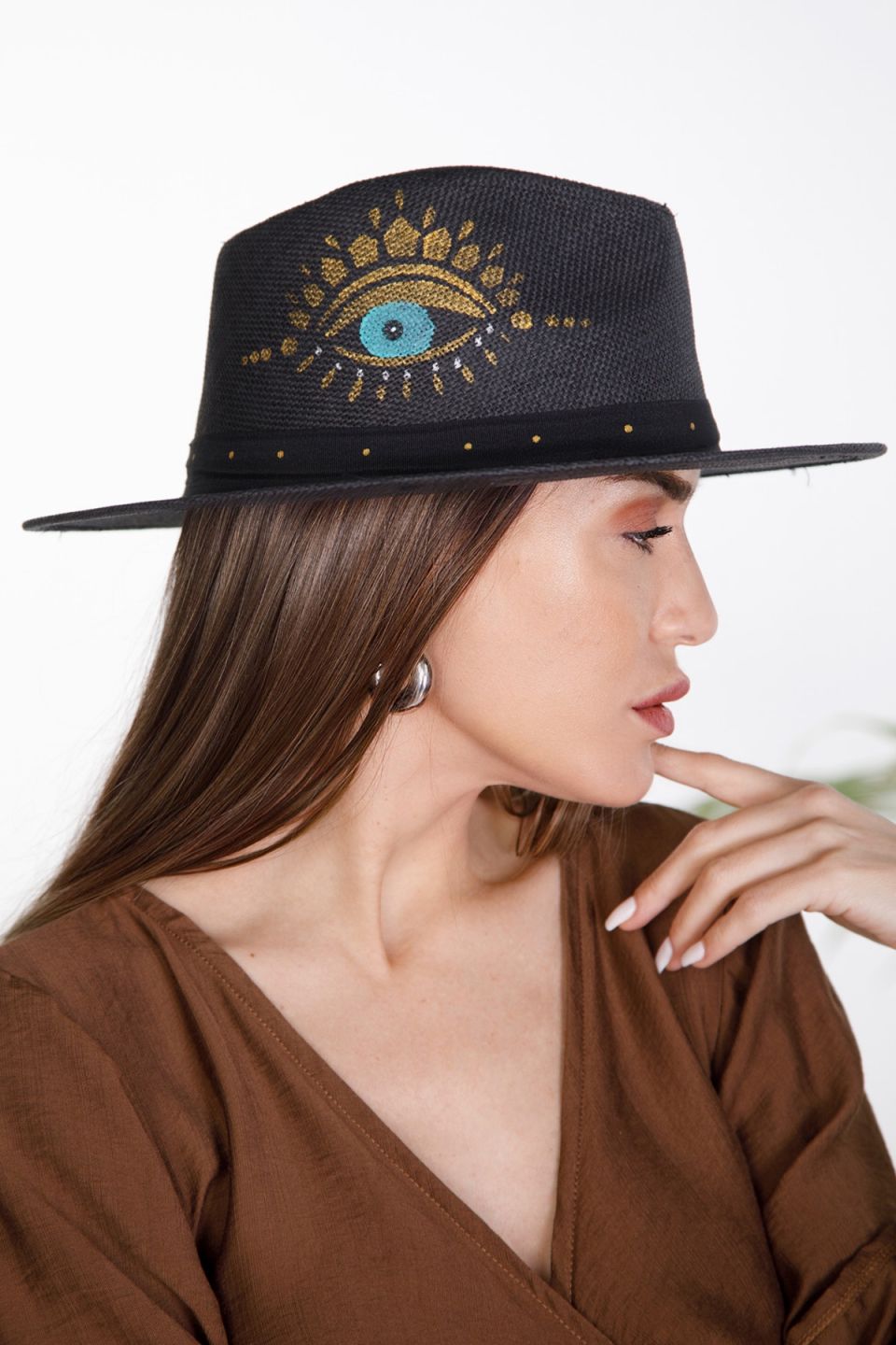 Straw hat with eye design