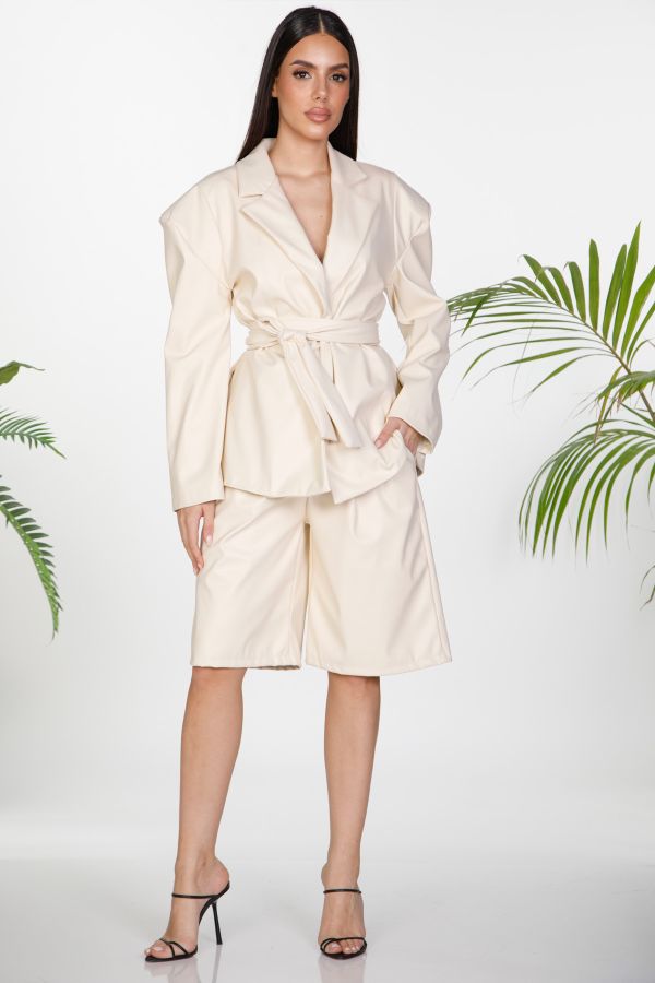 Δερματίνη σετ με oversize σακάκι και βερμούδα με πιέτες