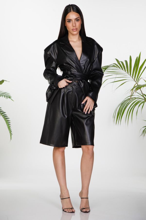 Δερματίνη σετ με oversize σακάκι και βερμούδα με πιέτες