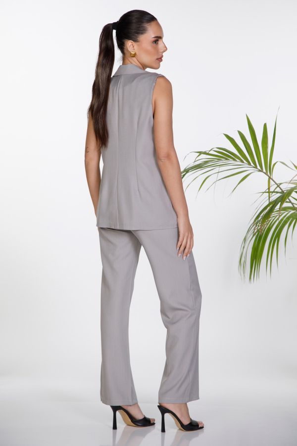 Long vest with cross closure & pleated trousers