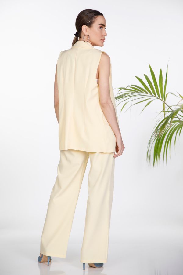 Long vest with cross closure & pleated trousers