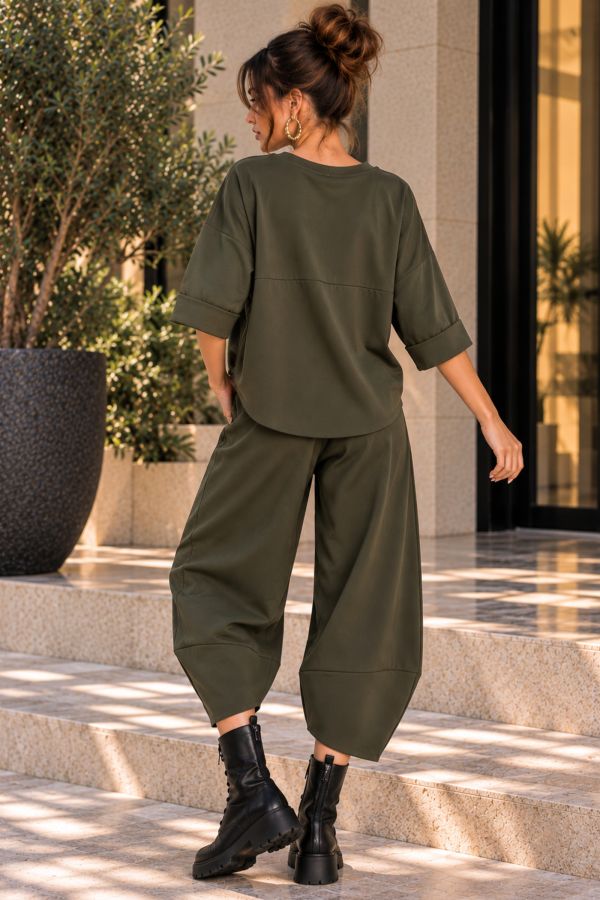 Σετ oversize μπλούζα & ασύμμετρο παντελόνι με λάστιχο στη μέση - ΧΑΚΙ