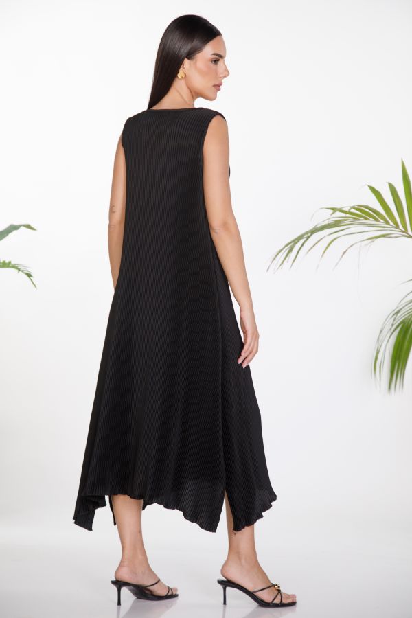 Sleeveless pleated maxi dress