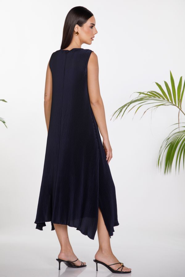 Sleeveless pleated maxi dress