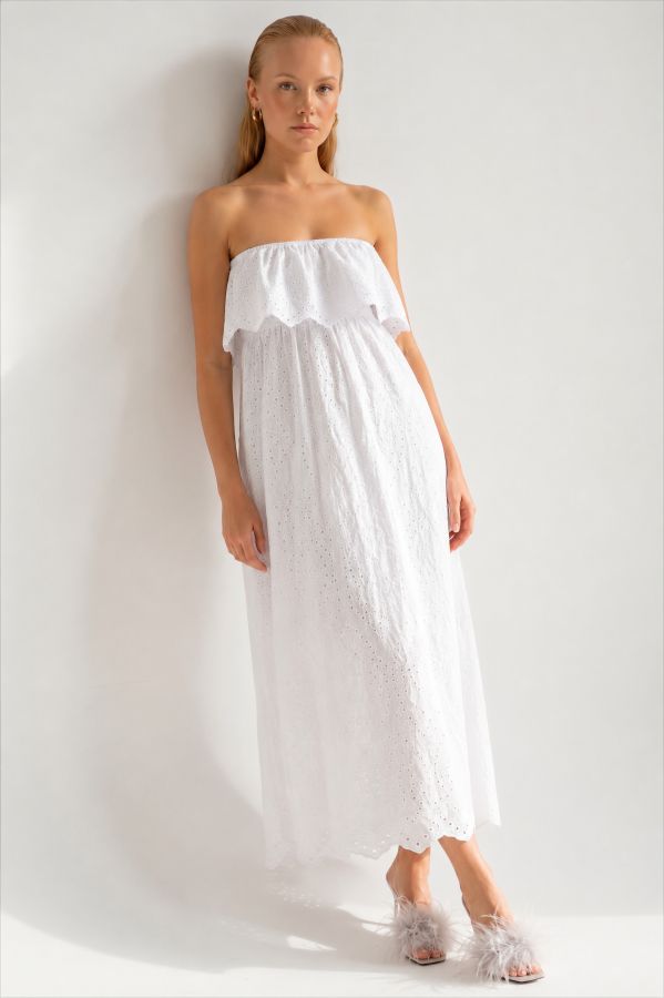 Στράπλες μάξι φόρεμα σαντιγί (broderie anglaise) με βολάν